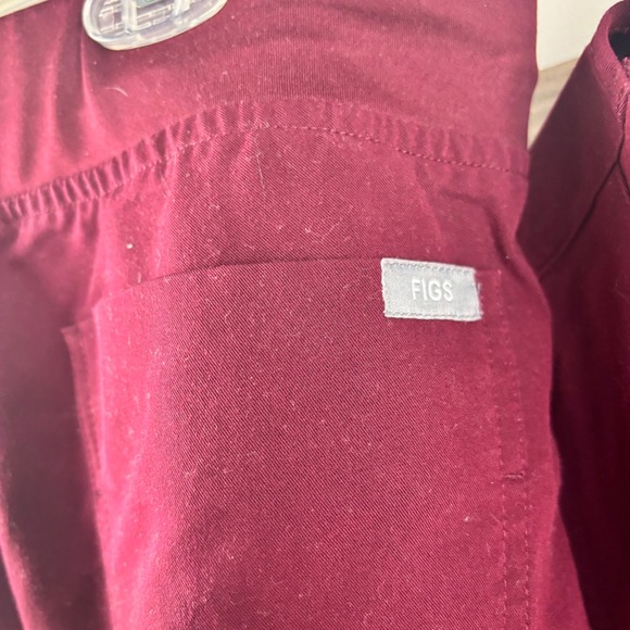 FIGS Technical Collection Burgundy Scrubs Top and Jogger Pants Set Women's Large - Picture 8 of 12